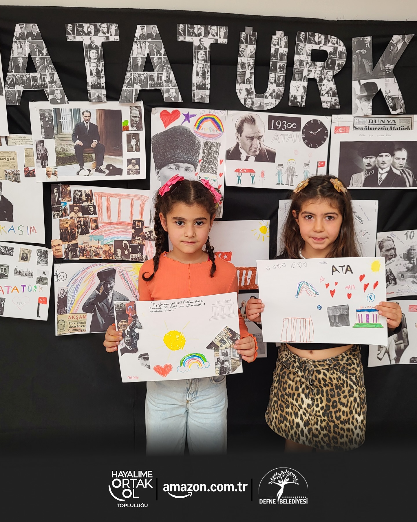 Hayalime Ortak Ol Topluluğu olarak, Amazon Türkiye iş birliğiyle hayata geçirdiğimiz Gülümseten Hayaller projemiz kapsamında; Defne Belediyesi iş birliğiyle Cumhuriyetimizin kurucusu Ulu Önder Mustafa Kemal Atatürk’ün anısına çocuklarımızla birlikte bir Atatürk Resim ve Hatıra Köşesi oluşturduk. 🖤
Her bir çocuk, Atamıza duyduğu sevgiyi renklerle, çizgilerle ve içten gelen küçük notlarla ifade etti. Cumhuriyetimizin ışığında büyüyen bu minik yüreklerle birlikte, Atamızı saygı ve minnetle anıyor; hatırasını daima yaşatacağımıza söz veriyoruz. ♾️