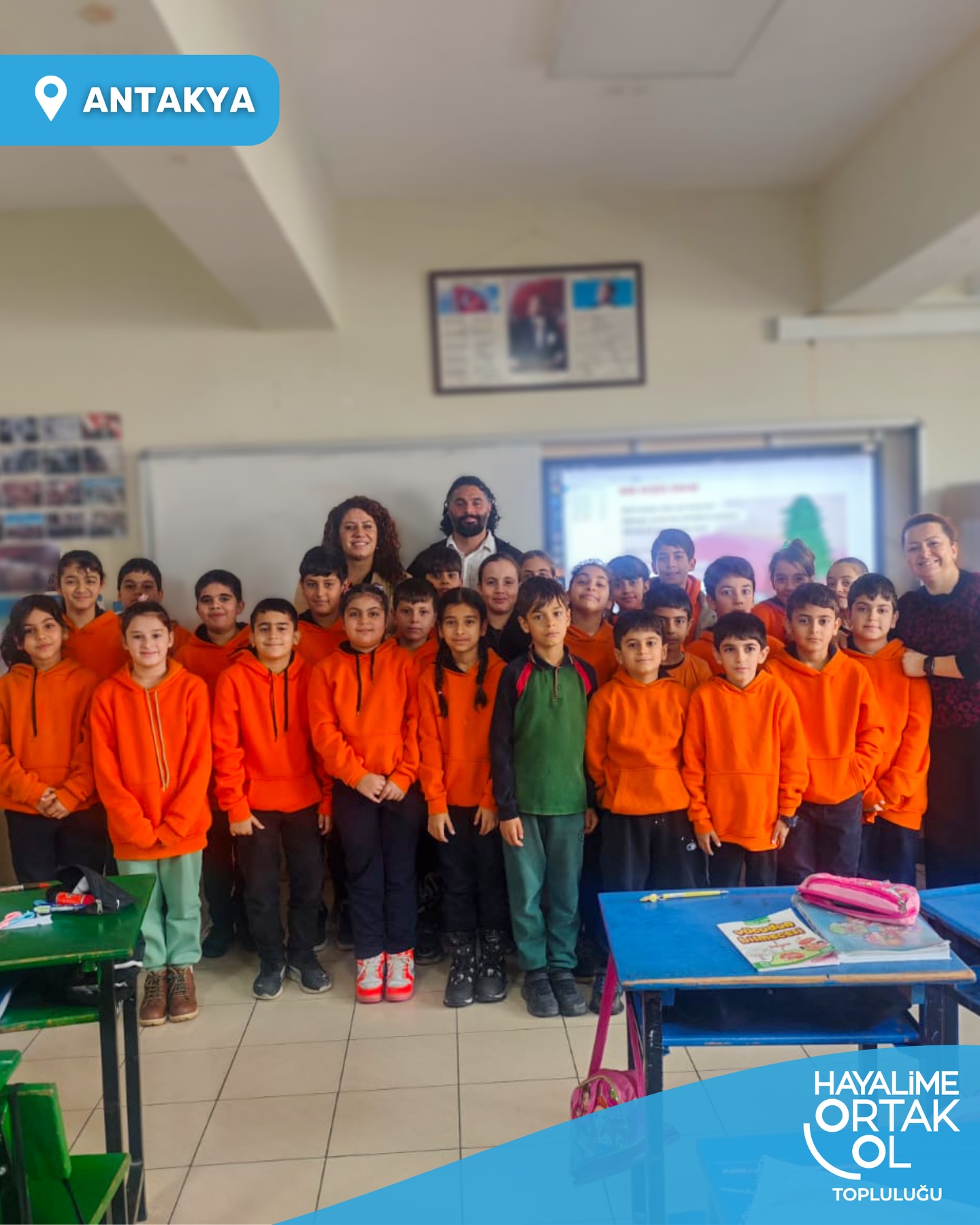 Sevgili gönüllümüz ve destekçimiz @dr.denizbulut, depremden etkilenen çocuklarımıza moral ve motivasyon olması amacıyla Bodrum’daki bir okulu ziyaret ederek öğrencilerin hazırladığı mektupları ve resimleri teslim aldı ve sevgili ekip arkadaşımız Nilay Tıraş ile birlikte Antakya’da bir okulu ziyaret ederek bu mektupları çocuklara ulaştırdı. 💌💙
Bodrum’dan gelen sürprizler Antakya’daki çocuklarımızda büyük bir mutluluk yaratırken, onlar da Bodrum’daki arkadaşlarına göndermek üzere kendi mektuplarını ve resimlerini hazırladı ve böylece iki şehirdeki çocuklar arasında paylaşımı, dayanışmayı ve arkadaşlık duygusunu güçlendiren sıcak bir bağ oluştu. 🥰
Bu anlamlı buluşmaya katkı sağlayarak çocuklarımızın yüzünde gülümseme yaratan sevgili Deniz’e teşekkür ederiz. 🙏🏻