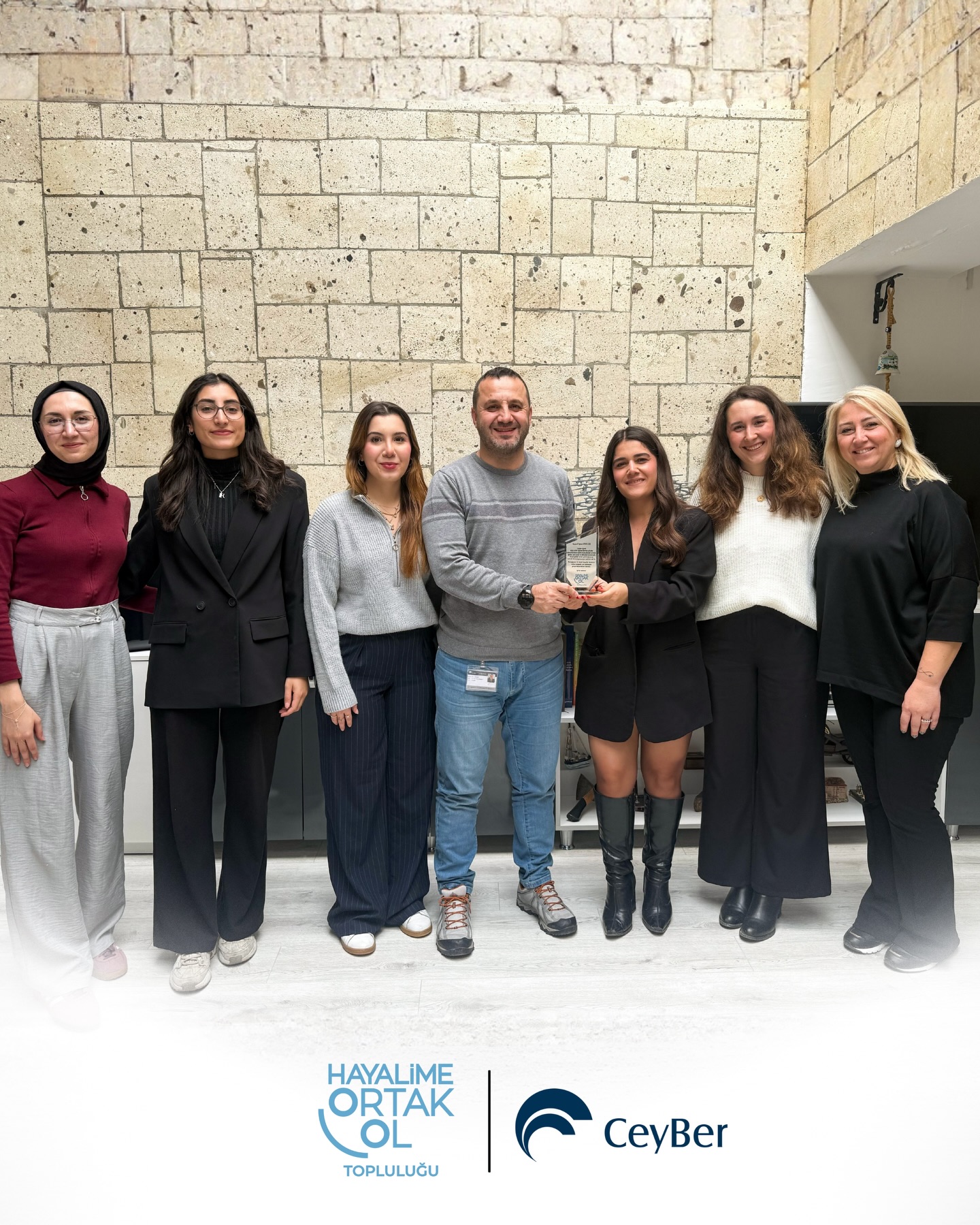 Hayalime Ortak Ol Topluluğu olarak ekibimiz ve mezunlarımızla birlikte, değerli destekçimiz ve CeyBer şirketinin kurucusu Ergun Civelek’i ofisinde ziyaret ettik. 💙
Çocuklarımızın ve gençlerimizin hayallerine dokunan her adımın gerçek bir karşılığı olduğuna inanan ve bu inancı somut desteklerle güçlendiren Ergun Bey’e; öğrencilerimizin eğitim, spor, sanat ve teknoloji alanlarında eşit imkanlara erişebilmesine sağladığı katkılar için gönülden teşekkür ederiz. 🙏🏻